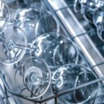 Sécuriser le poste de lavage : lave-vaisselle, lave-verre et éviers
