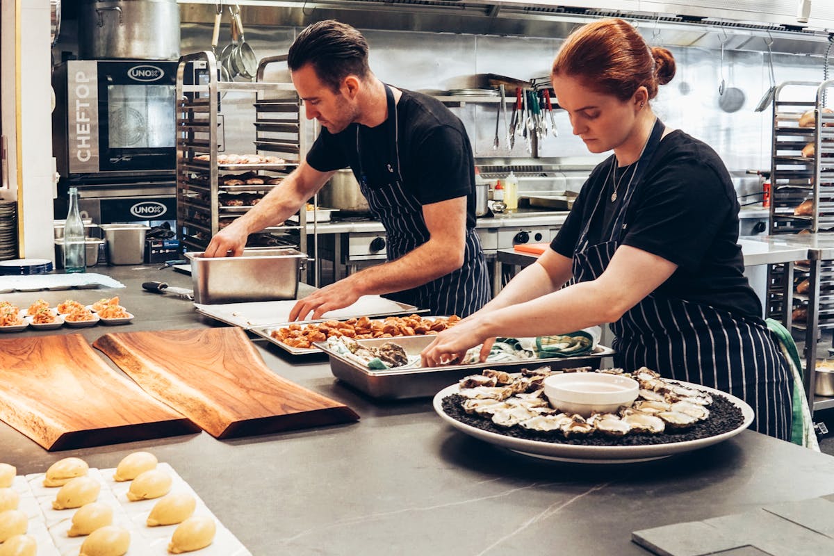 Chef dans cuisine professionnelle